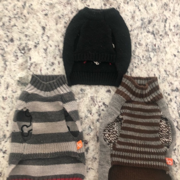 Three XS dog sweaters - Picture 2 of 4